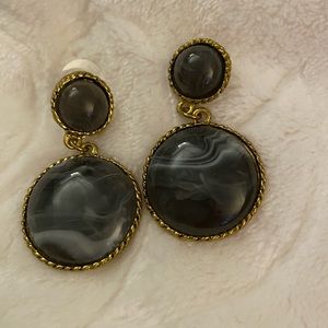 Gray pierced round earrings.